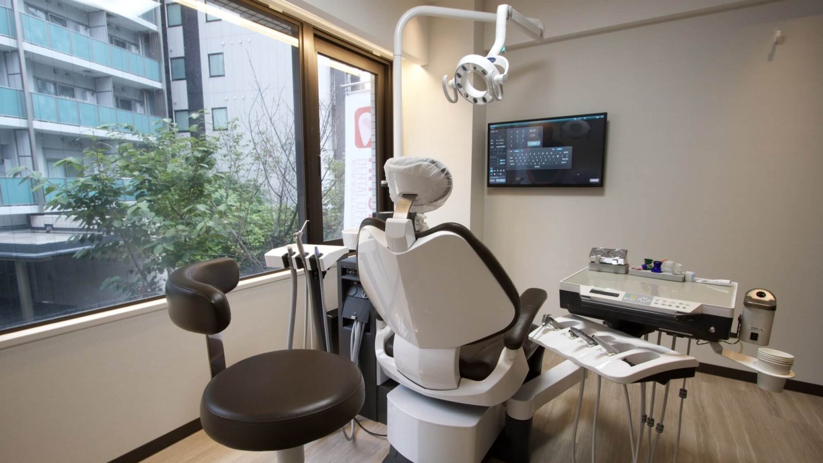 An examination room at Hitomi Dental Office